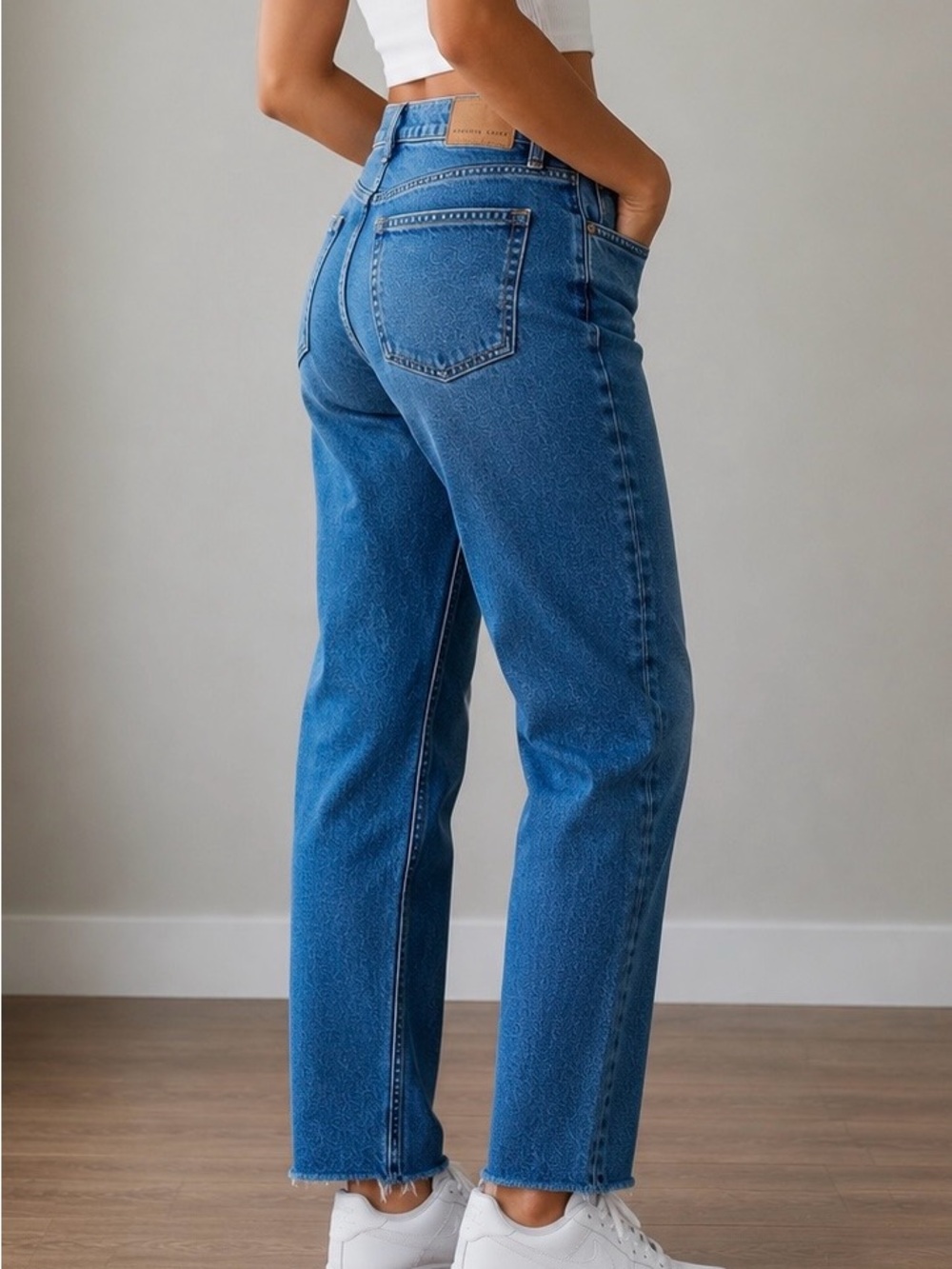American Eagle Super High Rise Mom Jeans Women Size 6 / 28 Blue Distressed Denim